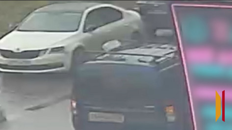 В Воронеже дети, громившие подъезды, кинули с 25 этажа кирпич на машину