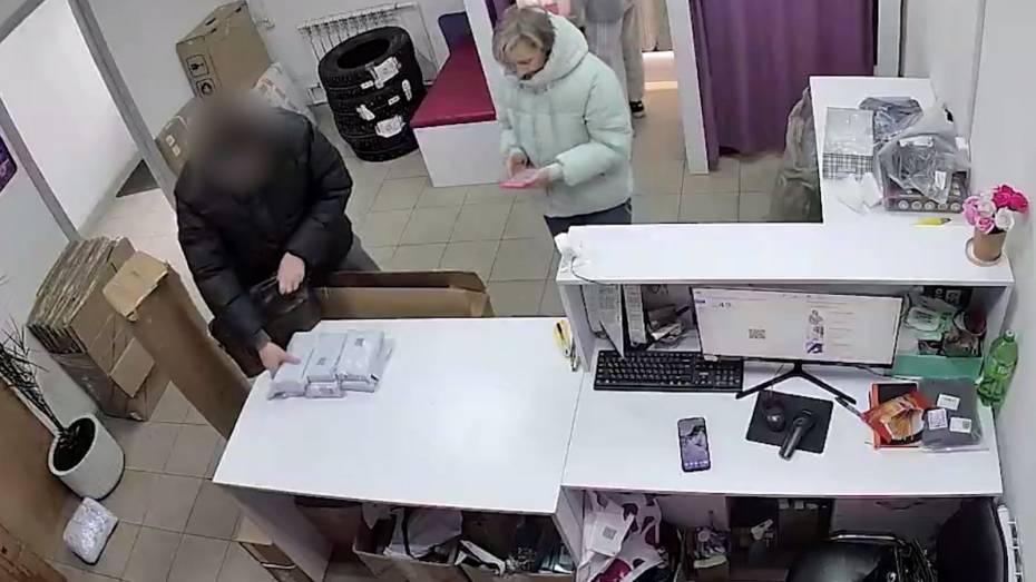 Воронежец украл из пункта выдачи 4 Iphone стоимостью 430 тыс рублей: видео