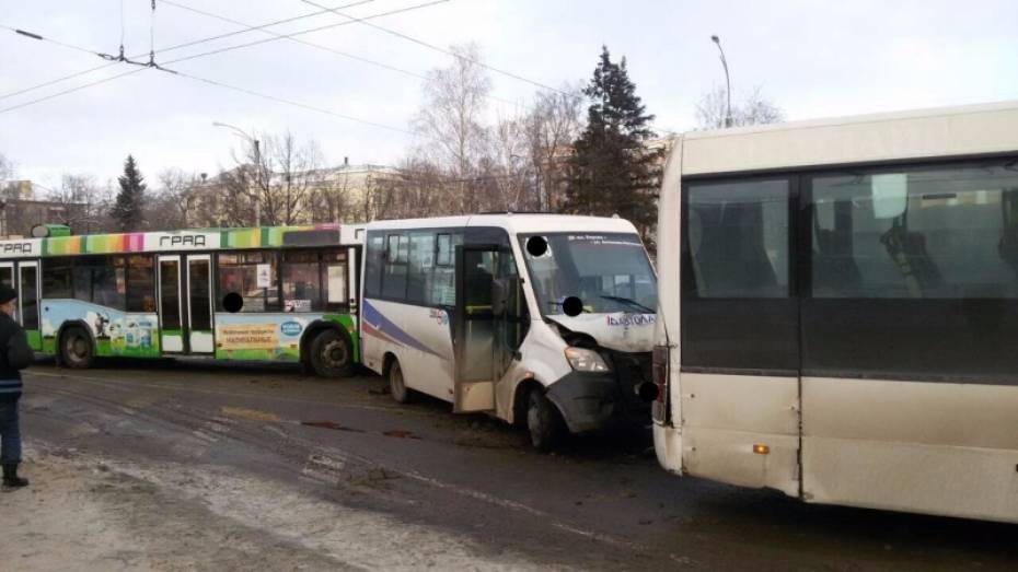 Полиция озвучила подробности ДТП с 3 маршрутками в Воронеже