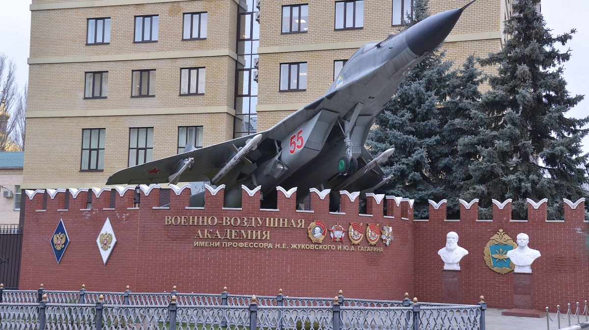 Имени н е жуковского. Воронежская Военная Академия имени Жуковского Краснознаменная. Военно воздушная Академия Жуковского Воронеж. Военное училище в Воронеже имени Жуковского. Военно-воздушной Академии им. н.е. Жуковского.