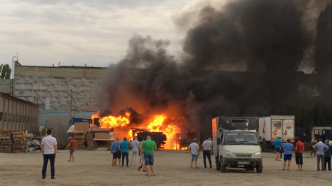 В Воронеже горевший у заправки грузовик попал на видео