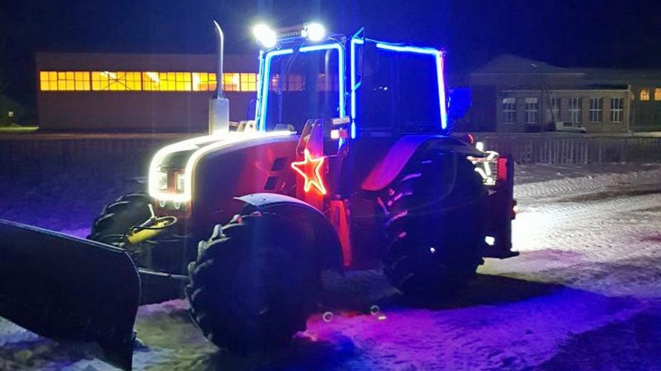 Житель павловского села Лосево по личной инициативе стал чистить снег на улицах 