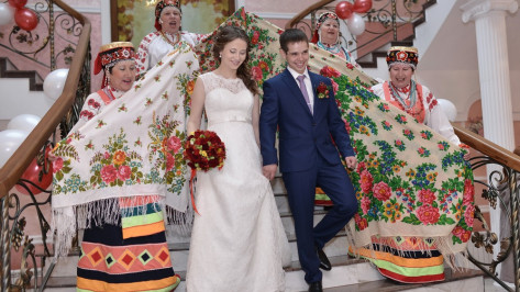 Россошанских молодоженов на Красную горку поздравили обрядовыми свадебными песнями