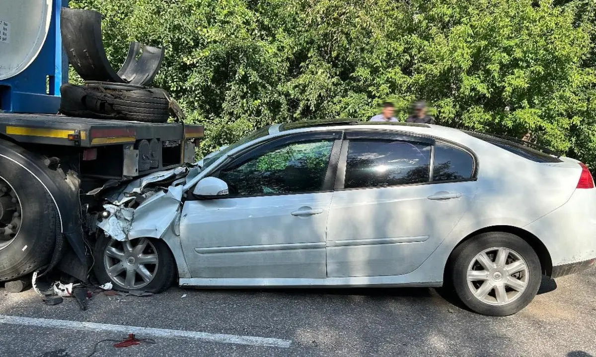 Renault Laguna врезался в грузовик на трассе Воронеж – Луганск: двое  госпитализированы