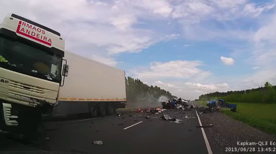 Очевидец разместил в Сети видео ДТП с семьей на Skoda в Воронежской области