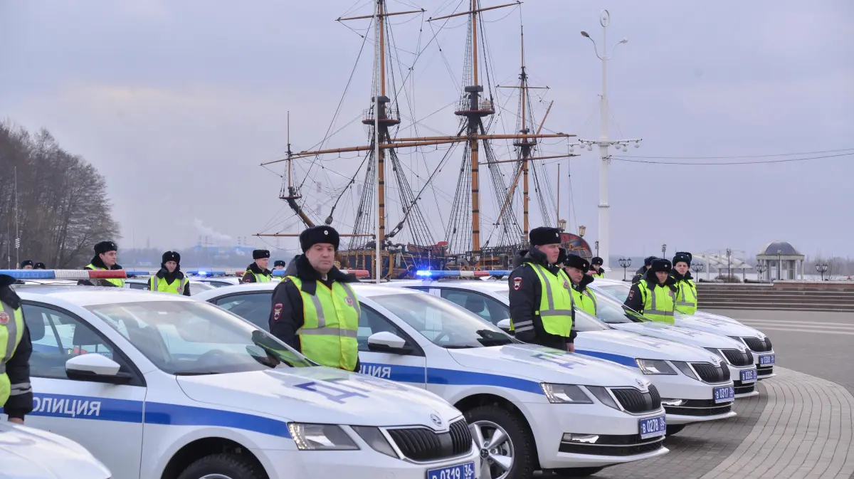 В Воронеже сотрудники ГИБДД в торжественной обстановке получили новые машины