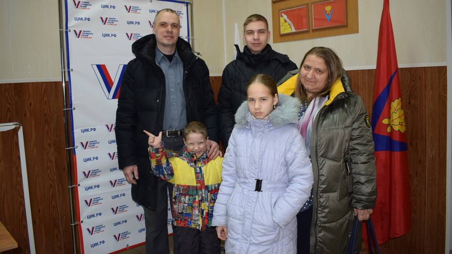 В Борисоглебске супруги-педагоги пришли на избирательный участок вместе со своими детьми