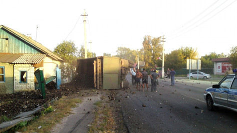 В Воробьевском районе из-за отказа тормозов опрокинулся грузовик со свеклой