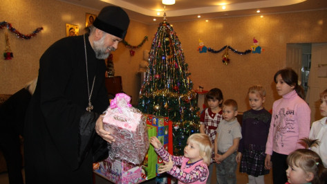 В Бобровском районе акция «Рождественское чудо - детям» завершилась вручением подарков детям