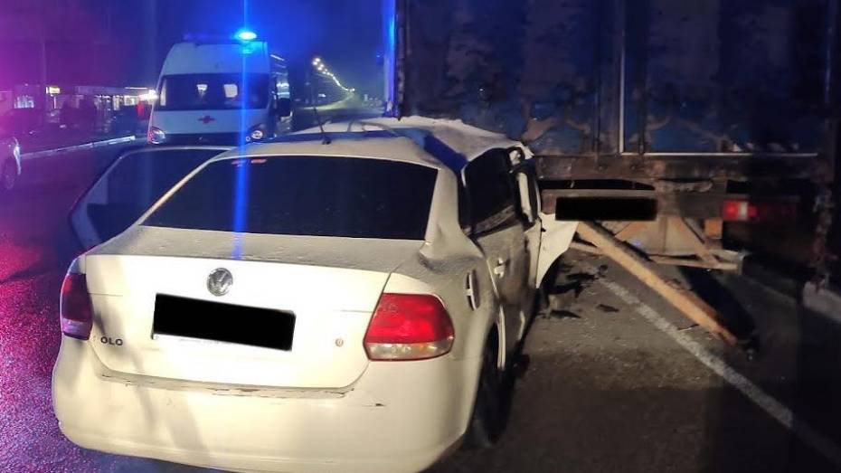 Под Воронежем Volkswagen Polo врезался в припаркованную фуру: пострадали 2 человека