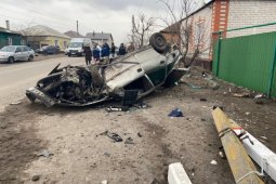 Житель Воронежской области на иномарке врезался в столб и погиб