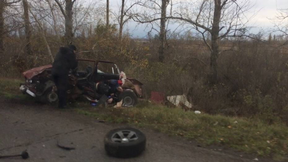 В Воронежской области при столкновении Chevrolet Niva и ВАЗа погибли 3 человека