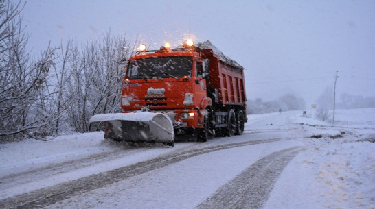 В Нижнедевицком районе на очистку дорог от снега выехали 12 единиц техники.
