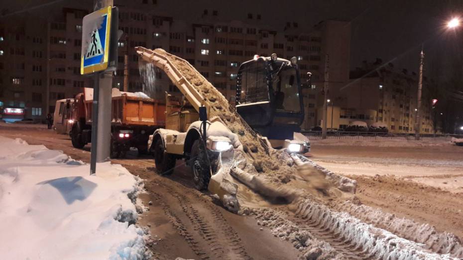 В Воронеже на ночную уборку улиц вышли 209 спецмашин