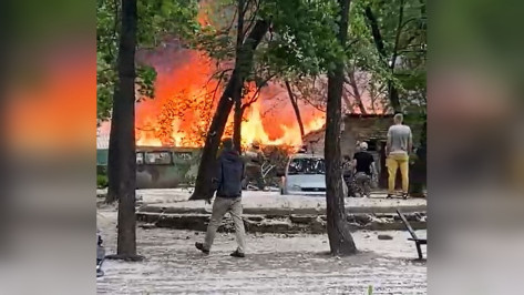 Воронежцы сняли на видео горящие сараи на проспекте Труда