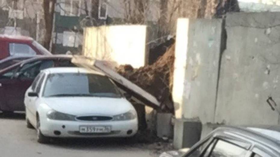 В Воронеже бетонный забор упал на иномарку