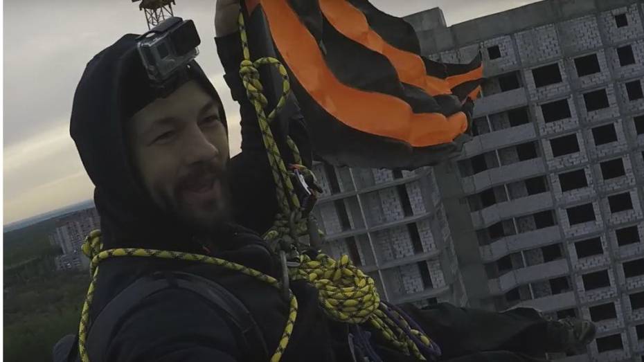 Воронежский экстремал прыгнул с башенного крана с 8-метровой георгиевской лентой