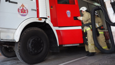 Пожарные спасли человека из горящей квартиры в центре Воронежа