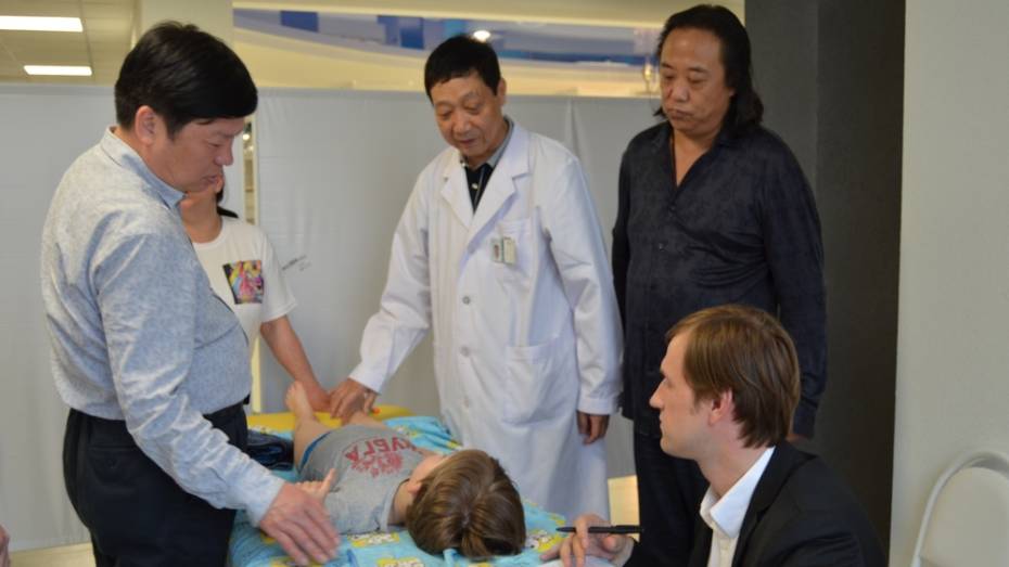 В Семилуках китайские врачи начали обследование детей с ДЦП