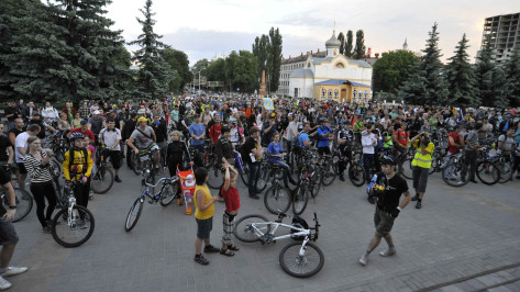 Полторы тысячи велосипедистов проехало по городу во время Велоночи