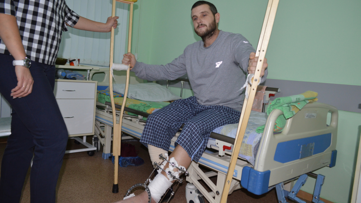 «Пришел пустить кровь». Мужчина в маске прострелил ногу посетителю кафе в Воронежской области