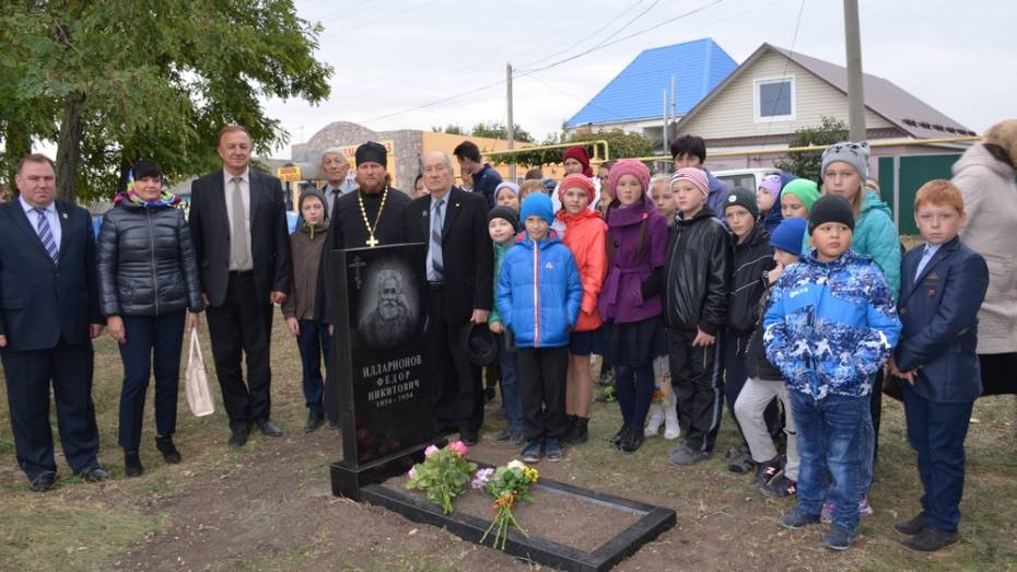 В Верхнемамонском районе установили памятник основателю земской школы
