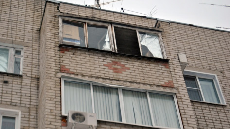 В Воронеже женщина повисла на балконе многоэтажки
