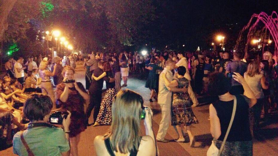 Воронежцы провели первый танго-флешмоб у светомузыкального фонтана