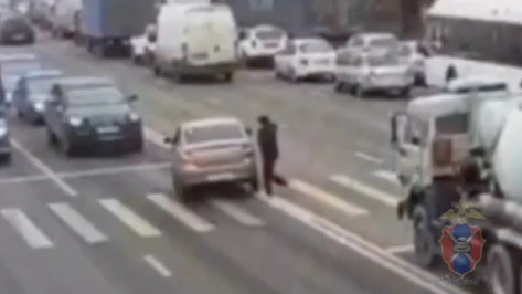 В Воронеже Renault Logan выехал на встречку и переехал ногу пешеходу: видео