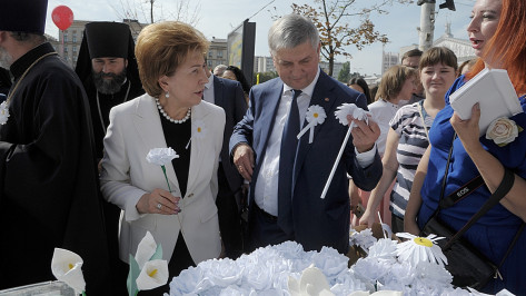 В Кольцовском сквере Воронежа начала работать выставка-ярмарка «Белый цветок» 