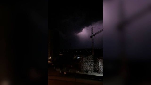 Воронежцы сняли на видео эффектные молнии первой весенней грозы
