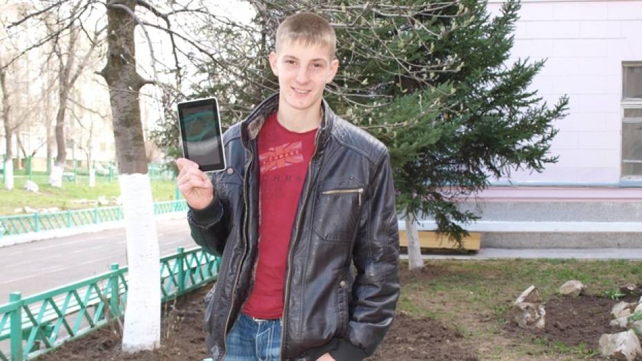 Председатель совета семилукской школы подарил планшет ученику, отказавшемуся от курения