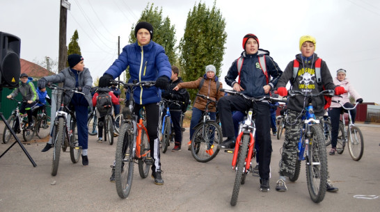В Новой Усмани прошел велопробег в честь юбилея школы