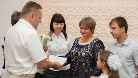 В Острогожске девять сельских семей получили сертификаты на приобретение жилья