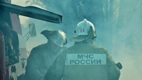 Спасатели эвакуировали 25 человек из задымленного офисного здания в Воронеже 