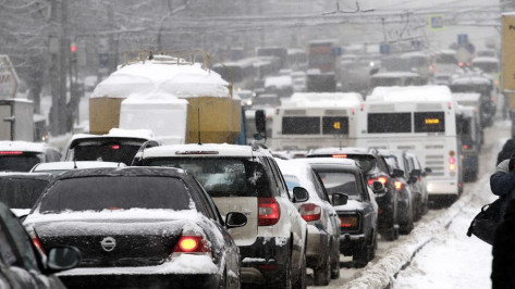 Снегопад стал причиной утренних 9-балльных пробок в Воронеже