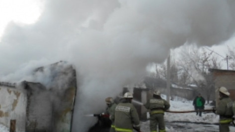 В Центре Павловска сгорел гараж вместе с автомобилем