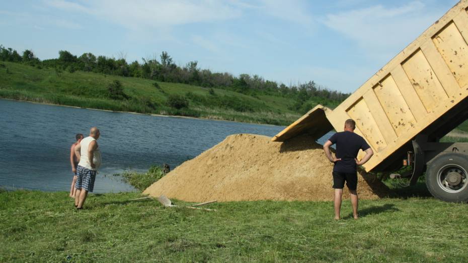В Каменском районе активисты благоустроили пляж на Тхоревском пруду