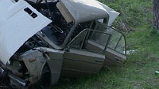 В Воронежской области «ВАЗ» улетел в кювет: погибла 35-летняя пассажирка