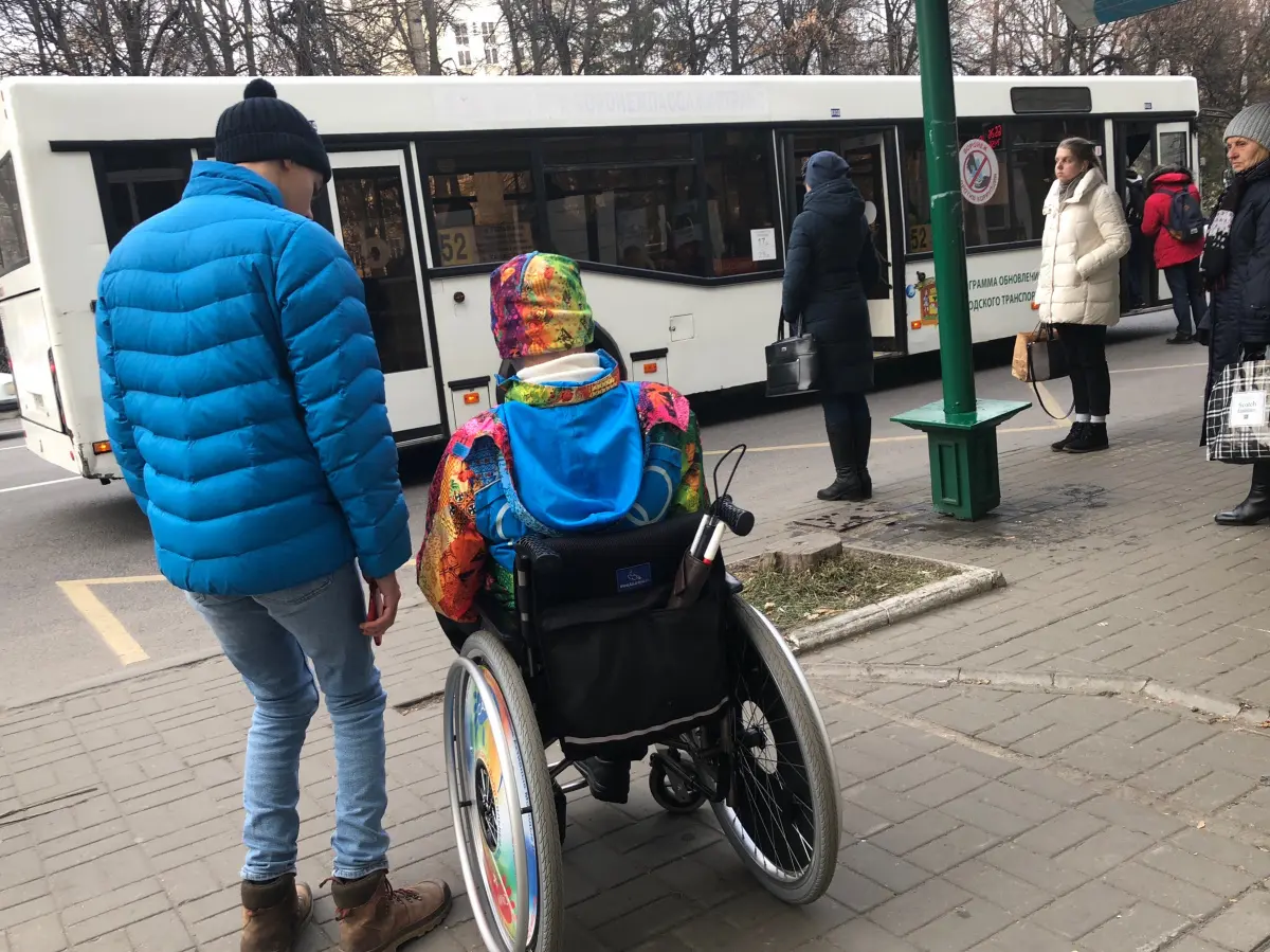 Закрывали двери перед носом». Колясочники проверили общественный транспорт  в Воронеже