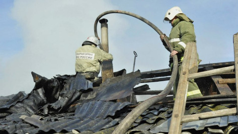 Квартирант получил ожоги на крупном пожаре в воронежском Сомово