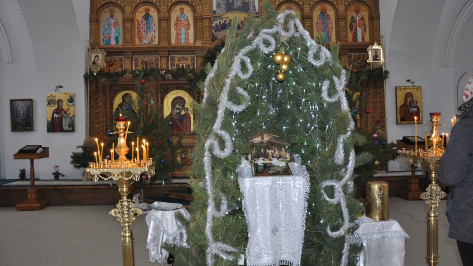Около 1,5 тыс человек пришли на рождественские службы в храмы Павловска