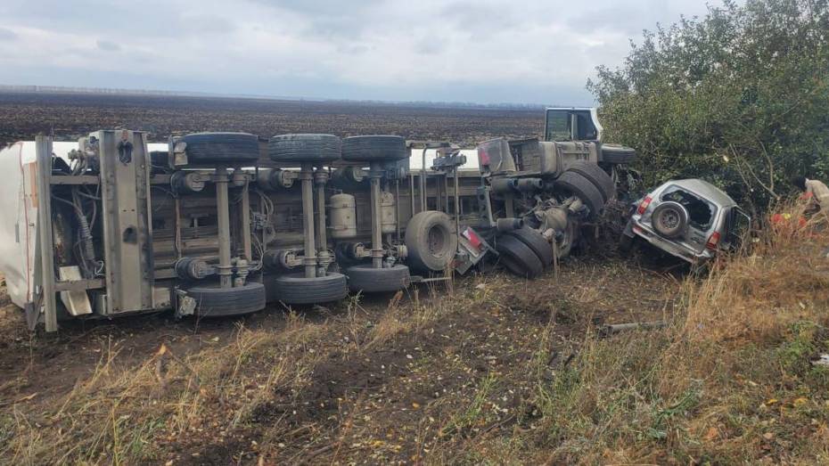 Под Воронежем фура с прицепом врезалась в легковушку и опрокинулась: погиб пенсионер