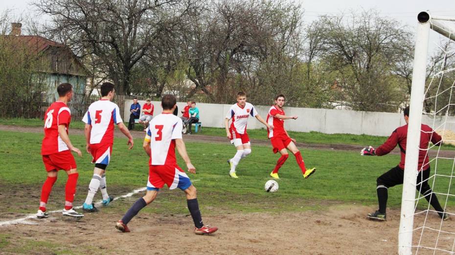 Панинские футболисты победили в четвертом туре областного турнира