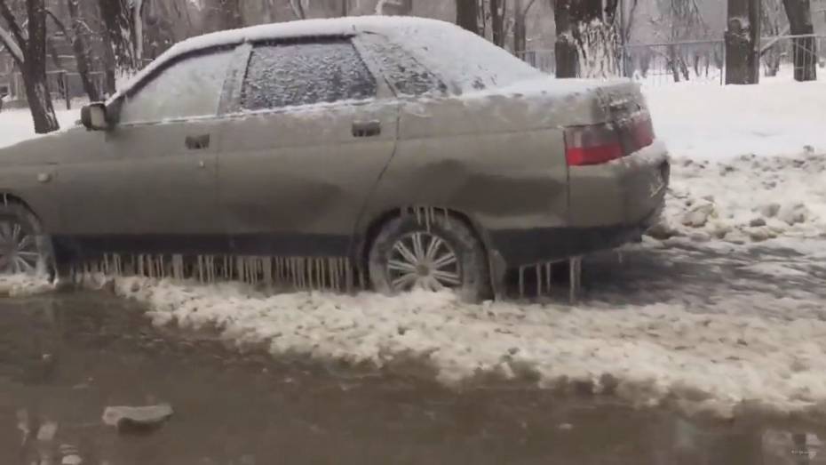 В Воронеже из-за коммунальной аварии машины вмерзли в лед: видео появилось в сети