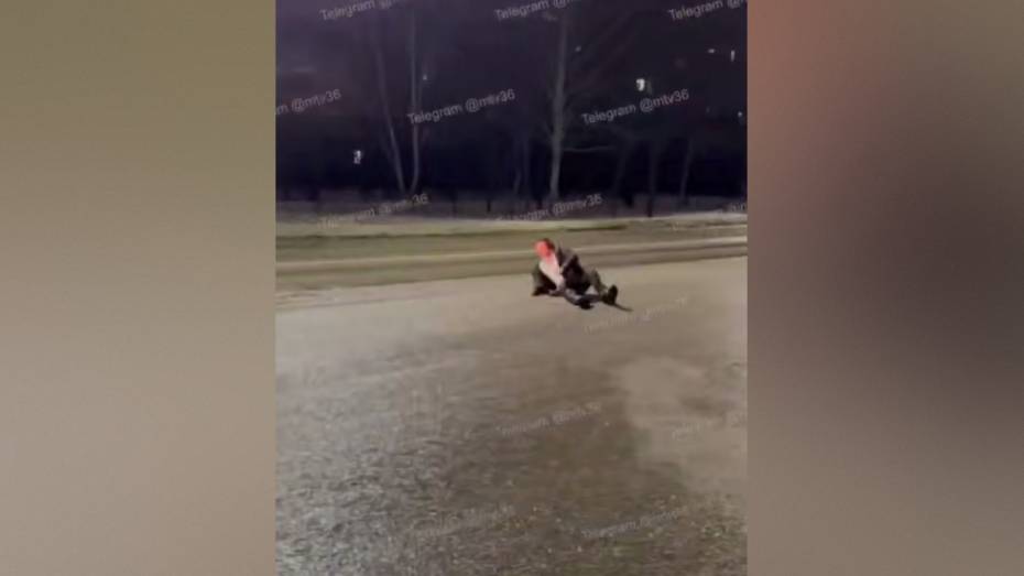 В Воронеже на улице Ломоносова мужчина ползал по дороге
