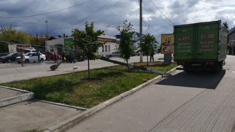 В центре поселка Подгоренский водитель грузовика сбил электрический столб