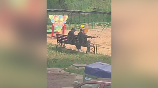 Стрельба на детской площадке попала на видео в Воронеже