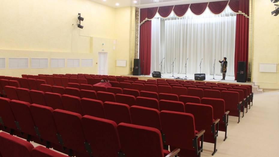 В Доме культуры петропавловского села Старая Меловая оборудовали зрительный зал и сцену