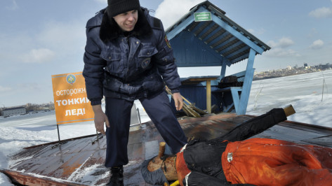 Спасатели измерили толщину льда на Воронежском водохранилище 20 февраля